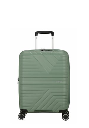 Valigia rigida verde con una texture a motivo lineare, cerniera argentata e manico in alluminio retrattile; dotata di quattro ruote per la mobilità.