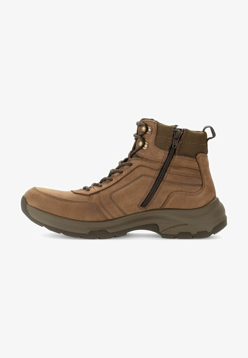 Las botas de tobillo de ante marrón presentan un upper texturizado, cordones en la parte frontal, cremallera lateral y una suela gruesa de goma con patrones de tracción.