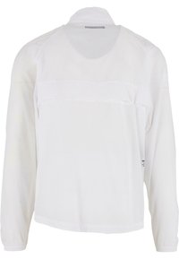 Hvid langærmet skjorte med bred krave og elastiske manchetter, med en subtil vandret søm på tværs af brystet.