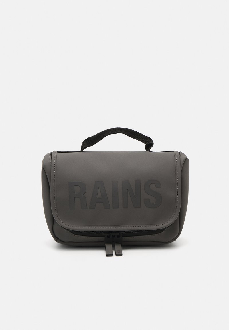 Grå vanntett bag med en fold-over klaff, som har ordet "RAINS" i fete, hevede bokstaver. Inkluderer et topphåndtak og glidelås. 