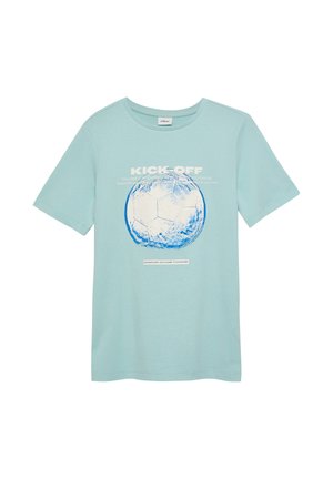 Hellblaues T-Shirt mit kurzen Ärmeln, vorne in der Mitte mit einem abgenutzten blauen und weißen Fußballgrafik und dem Schriftzug "KICK-OFF".