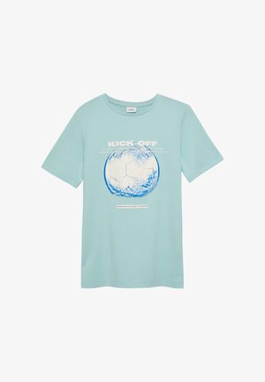 Lichtblauw T-shirt met korte mouwen, voorzien van een verweerde blauwe en witte voetbalafbeelding en de tekst "KICK-OFF" op het midden van de voorkant.