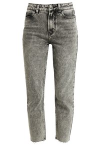 Jeans de mezclilla negros de tiro alto con un acabado desgastado, pierna recta, dobladillo deshilachado y costuras en contraste. Presenta dos bolsillos frontales.