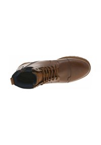 Bottine en cuir marron à bout rond, avec des coutures décoratives et des lacets orange contrastants. Doublure intérieure marine et semelle en caoutchouc texturée.