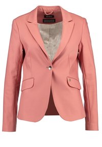 Růžový blazer s přiléhavým střihem, klopy ve tvaru špičky, zapínání na jeden knoflík a dvě přední kapsy. Hladká textura a saténová podšívka jsou viditelné.