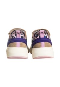 Vista posteriore di una sneaker caratterizzata da materiali viola e beige, pelle liscia, dettagli in stampa leopardata, collare imbottito e suola di colore chiaro.