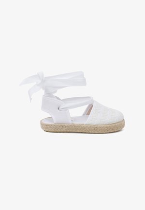 Weiße Espadrille-Sandale mit textilem Obermaterial, das ein geflochtenes Muster aufweist, Knöchelband mit Schleifen und einer Jute-ähnlichen Sohle für einen natürlichen Look.