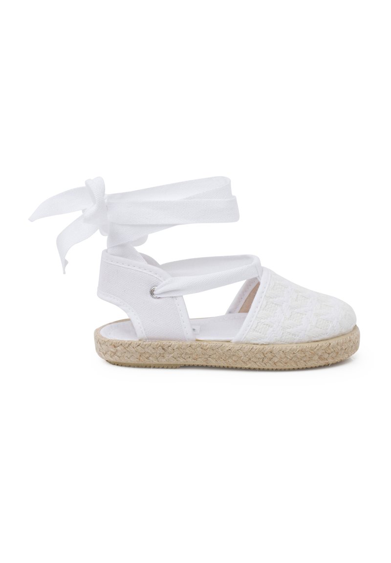 Sandal in espadrille bianca con tomaia in tessuto caratterizzata da un motivo intrecciato, nastri da legare alla caviglia e suola in stile juta per una finitura naturale.
