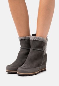UGG Boots à talons - dark grey