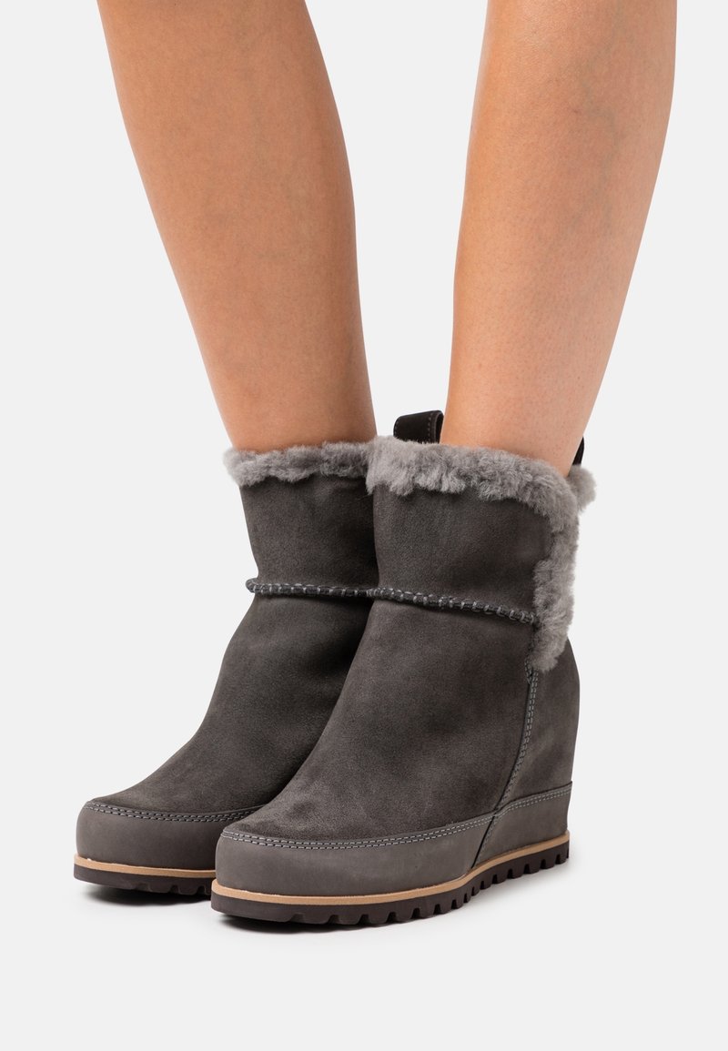 UGG Boots à talons - dark grey