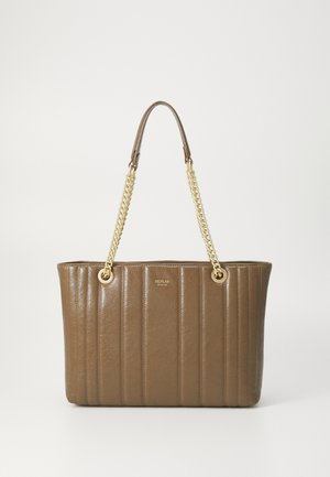 Sac fourre-tout en faux cuir marron avec texture à côtes verticales, poignées en chaîne dorée et détail de logo au centre.