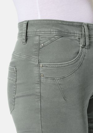 Graue Denim-Jeans mit schlankem Schnitt, ausgestattet mit frontalen und hinteren Taschen, Silbermetall-Akzenten und einer Nahtverzierung entlang der Nähte.