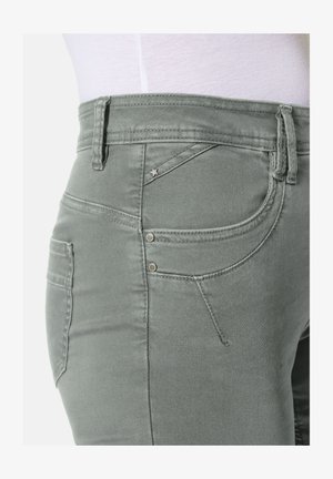 Graue Denim-Jeans mit schlankem Schnitt, ausgestattet mit frontalen und hinteren Taschen, Silbermetall-Akzenten und einer Nahtverzierung entlang der Nähte.