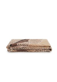 Coperta pieghevole marrone e beige con un motivo a spirale e forme astratte. Texture morbida con una finitura liscia, impilata ordinatamente.