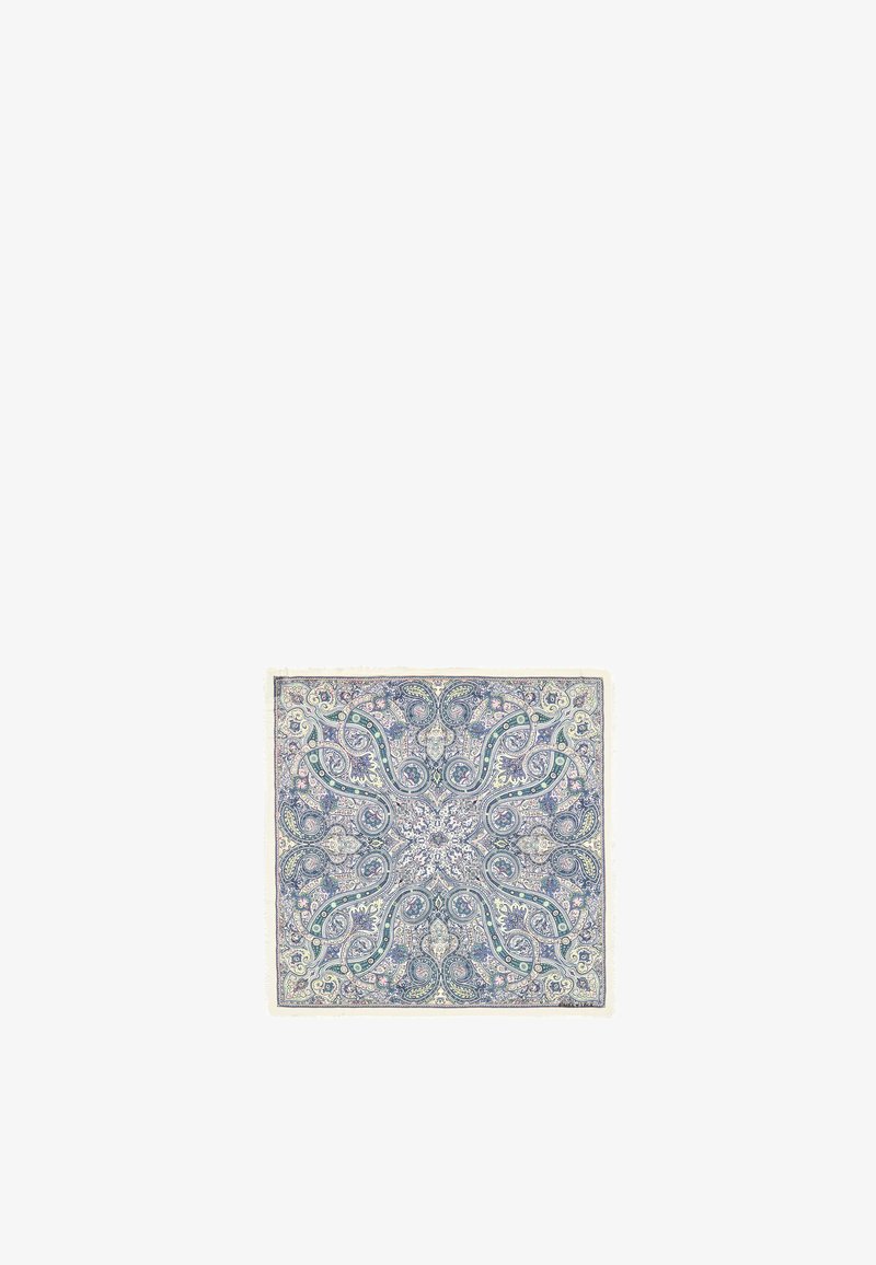 Pañuelo cuadrado con intrincados patrones florales y de paisley en tonos pastel de rosa, azul y verde, con un borde con flecos. Tela texturizada.