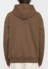 Felpa con cappuccio marrone realizzata in un misto di cotone. Presenta una vestibilità comoda con polsini e orlo a costine, e una texture morbida e liscia.