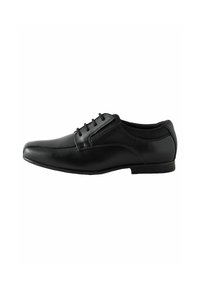 Chaussure noire avec un design épuré, dotée de lacets et d'un subtil éclat, posée sur un fond blanc. Convient pour des occasions formelles.