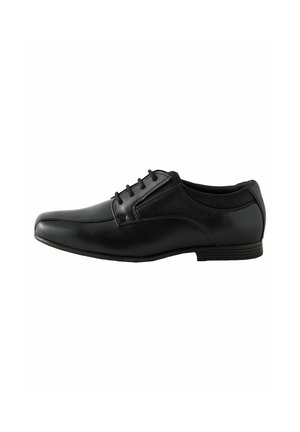 Chaussure noire avec un design épuré, dotée de lacets et d'un subtil éclat, posée sur un fond blanc. Convient pour des occasions formelles.