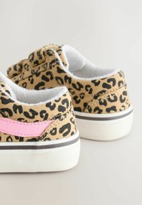 Leopardenmuster-Canvas-Sneaker mit einem pinken Akzentstreifen und weißen Gummisohlen. Rundes Fußteil und gepolsterter Innenraum für Komfort.