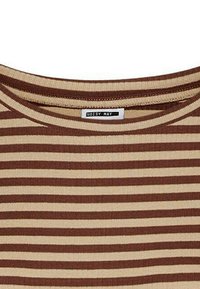 Chemise en coton rayée marron et beige avec une texture côtelée et un col rond, arborant une étiquette "NOISY MAY" au niveau du col.