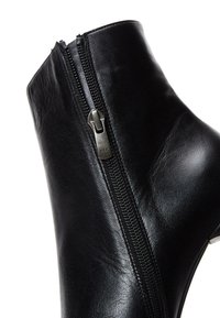 Zwarte leren enkelboot met een zijrits, met een gladde textuur en een slank ontwerp, ideaal voor veelzijdige styling.