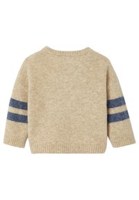 Beige Strickpullover mit Rundhalsausschnitt und zwei navyblauen horizontalen Streifen an jedem Ärmel, von hinten gezeigt.