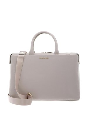 Sac à main en cuir gris clair avec poignées supérieures, une bandoulière amovible et des inscriptions dorées de la marque au centre avant.