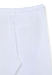 Pantaloni con cintura elastica bianca, dotati di una tasca a filetto sul retro, design semplice e texture di tessuto liscia.