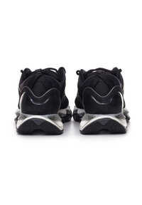 Scarpe sportive nere con superiore in mesh, suola ammortizzata e un design elegante con accenti riflettenti e suola testurizzata.