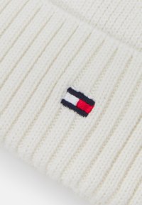 Tommy Hilfiger SMALL FLAG BEANIE UNISEX - Gorro - ivory petal