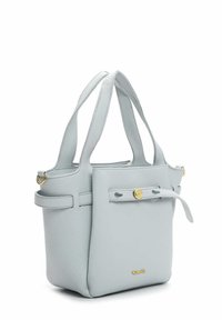 Světlá modrá kožená kabelka se dvěma rukojetmi, přední kapsou zabezpečenou zlatým knoflíkem a strukturovaným povrchem. Kompaktní design.