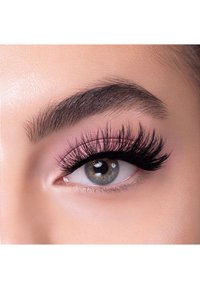 Svarta falska ögonfransar inramar ett grått öga med bruna inslag, kompletterat av rosa ögonskugga och välskötta ögonbryn. Mjuk hudtextur.