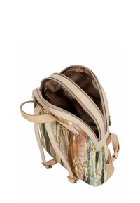 Sac à dos beige avec motif abstrait coloré, deux compartiments principaux zippés ouverts, bretelles réglables et doublure intérieure en tissu.