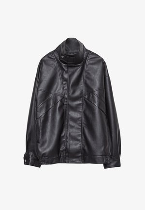 Veste en cuir noir avec col haut et bouton-pression, poches zippées sur les côtés, et coutures détaillées à l'avant et sur les manches.
