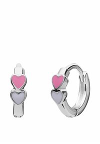 Silberne Creolenohrringe mit drei Herzelementen aus pink- und lavendelfarbenem Emaille. Das Design ist glatt und hat eine polierte Oberfläche.