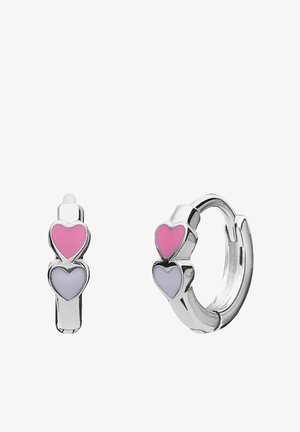 Boucles d'oreilles créoles en argent ornées de trois cœurs superposés en émail rose et blanc. Formes rondes avec une finition polie et une fermoir sécurisé.