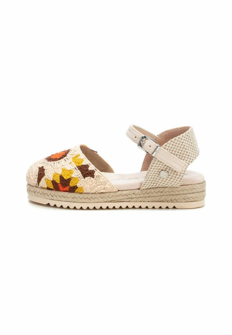 Espadrille brodée avec un bout arrondi, tige en tissu beige ornée de motifs floraux en orange et jaune, bride de cheville ajustable, semelle en jute tissée.