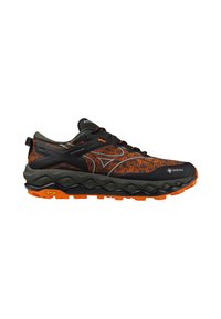 Scarpe da trail running con tomaia a motivo nero e arancione, fodera in Gore-Tex e suola spessa verde con vibranti punte di trazione arancioni.