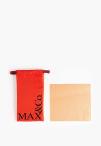 Röd tygpåse med snodd och svart "MAX & Co."-logotyp, i kombination med en beige präglad tygbit, kvadratisk med matchande varumärke.