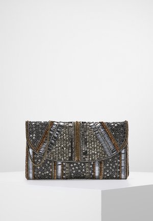 Rechthoekige clutch met ingewikkelde patronen van zilveren, zwarte en gouden kralen en pailletten, voorzien van een dunne gouden kettingriem, geplaatst op een wit voetstuk.