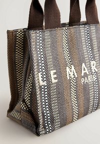 Borsa tote a strisce marroni e crema in tessuto, con due manici corti in tessuto; presenta il logo impresso "LE MAR PARIS" sul davanti.