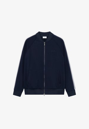 Tume sinine zip-up jakk, millel on raglani varrukad, kaks ettepanekut ja valged küljeribad. Omab ribakraed ja peent logo detaili.