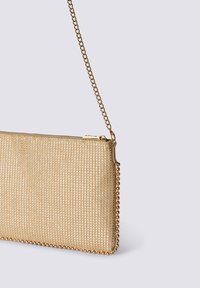 Borsa a busta testurizzata in oro con chiusura a zip, dotata di tracolla in perline e finitura liscia, progettata per l'uso serale.