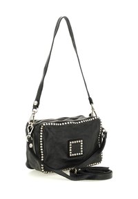 Borsa a mano in pelle nera con borchie argentate che delineano i bordi. Dotata di chiusura a zip e tracolla rimovibile. Dettaglio quadrato sulla parte frontale.