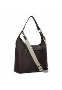 Bruine leren handtas met een slonzige vorm, voorzien van een grijze schouderriem met tekst, een voorvak met rits en een gladde textuur.