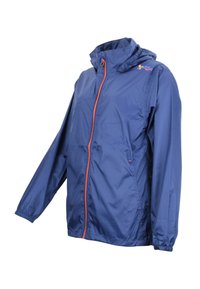 Veste imperméable bleue avec capuche et fermeture éclair orange, dotée de poignets élastiques et de poches latérales, fabriquée en matériau synthétique léger.