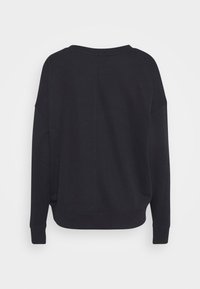 Sudadera negra con un corte relajado, cuello redondo y puños de canal�é. La tela parece suave con una textura lisa y sin patrones visibles.