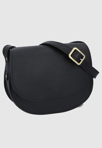Borsa a tracolla in pelle nera con silhouette curva, patta a battente e tracolla regolabile con fibbia in metallo color oro.