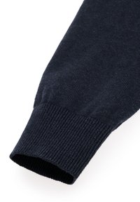 Morski sweter z ribbed teksturą i gładkim wykończeniem, prezentujący zwężający się kształt i bezszwowe krawędzie dla schludnego wyglądu.