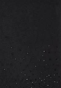 Fekete textília sima felülettel, amelyen szétszórt fekete és ezüst díszítések találhatók, fényvisszaverő mintázatot alkotva.